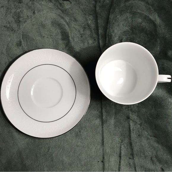 Set of 4 Crown Victoria Lovelace Tea Coffee Cups and Saucers - Picture 8 of 16